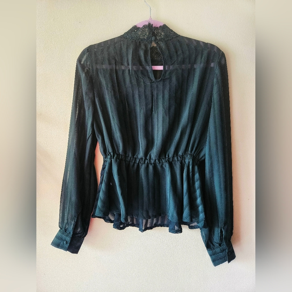 Emerald Lace Blouse - Picture 4 of 5